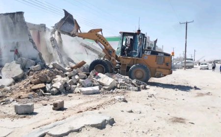 مكتب الأشغال بشحن ينفذ حملة لإزالة المباني العشوائية المعيقة لمشروع شبكة مياه شحن – المرحلة الأولى
