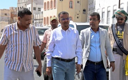 الأمين العام لمحلي حضرموت يشدد على مواصلة جهود عمال ومهندسي النظافة بشوارع المكلا