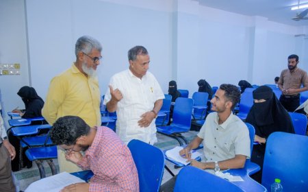 رئيس جامعة عدن يتفقد سير امتحانات كلية الصيدلة ويؤكد انتظام العملية الامتحانية