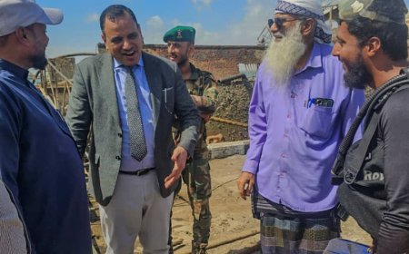 الوزير السقطري يتفقد أعمال انتشال السفن الغارقة في ميناء الاصطياد السمكي ويشدد على تسريع وتيرة العمل