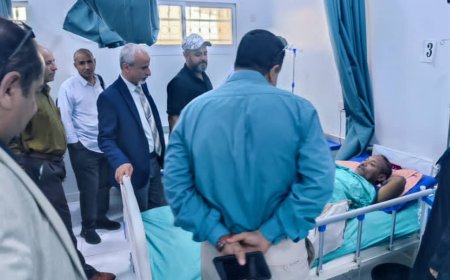 الشبحي يزور مستشفى عبود العسكري ويتفقد وضع جرحى معركة المستقبل الواعد ورفدهم بالمستلزمات الطبية وسيارة إسعاف اضافيه.