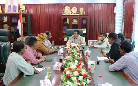 محافظ المهرة يلتقي إدارة صندوق التنمية البشرية ويؤكد دعم الطلاب في الداخل والخارج