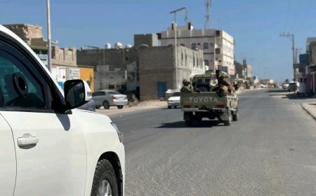 محافظ المهرة يقوم بجولة ميدانية في مدينة الغيضة لمراقبة الوضع الأمني