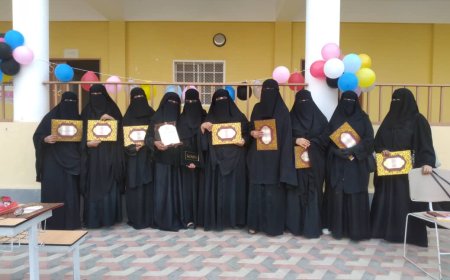 مديرة مجمع الفقيد د/علوي مبلغ تكرم الوكيلة و رؤوساء الشعب و مجموعة من المعلمات و أوائل الطالبات