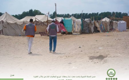 مؤسسة الهجرة توزّع البطانيات ضمن الحملة الشتوية (بذل وعطاء) للنازحين والأسر الفقيرة في العاصمة عدن