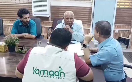 عدن.. مدير مستشفى الصداقة يناقش مع المدير الإقليمي لمؤسسة يمان خدمات القسائم الصحية في المستشفى