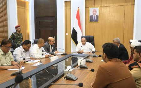 محافظ حضرموت يناقش سير العملية التعليمية والتربوية بمديرية الشحر