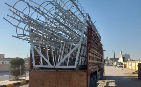 بجهود المحافظ بن الوزير .. وصول الأعمدة الخاصة بالأضواء الكاشفة إلى الملعب الخليفي بمدينة عتق