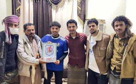 رئيس فريق الجيش عبدالله غرامة يكرم نجم منتخبنا الوطني الأولمبي الكابتن ناصر حميدة بدرع الوفاء