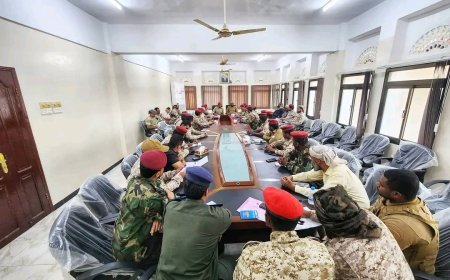 اجتماع استثنائي مشترك بين قيادة المنطقة العسكرية الثانية وقوات درع الوطن بالمكلا لتنسيق الجهود العسكرية والعملياتية