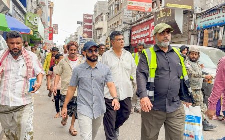عدن.. مدير عام صيرة ينفذ نزولًا ميدانيًا لتفقد أسواق المديرية
