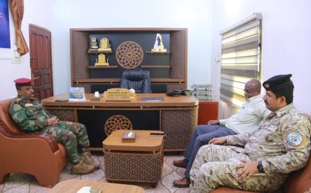 الرباكي يشيد بدور خفر السواحل في حماية ميناء المكلا ويبحث سبل تعزيز التعاون المشترك