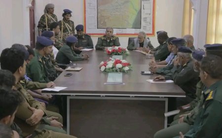 مدير عام شرطة المهرة يعقد اجتماعًا موسعًا بقادة الوحدات الأمنية ويوجه بمضاعفة الجهود الأمنية