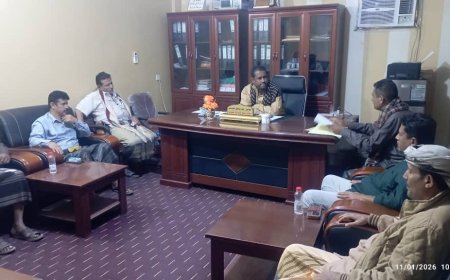 مدير عام خنفر «اليوسفي» يترأس اجتماعًا لمديري الإدارات الإيرادية بالمديرية