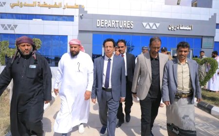 محافظ المهرة يستقبل أول رحلة جوية عبر مطار الغيضة الدولي عقب استئناف الرحلات بعد الأحداث الأخيرة