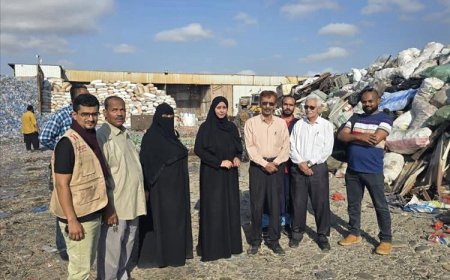 نيابة الصناعة والتجارة بعدن تُتلف 2700 كرتون مشروبات غازية تالفة لمخالفتها معايير الجودة