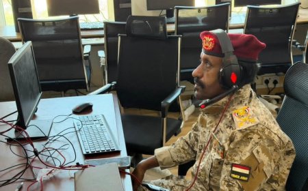 عبر تقنية الزوم.. قائد محور الغيضة يشارك في اجتماع موسّع لقيادات الهيئات والمناطق والمحاور العسكرية