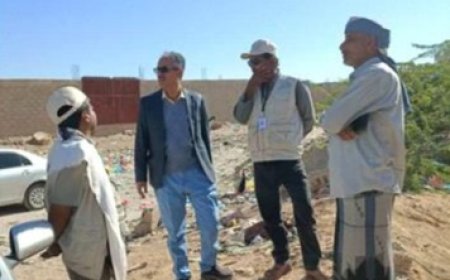 مدير عام مديرية عتق يلتقي فريق الحصر الميداني لمسح ميزانية الأسرة