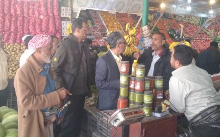 مكتب الصناعة بالمديرية ينفذ نزولا ميدانيًا لمراقبة أسعار الأسماك واللحوم والخضار وضبط المخالفين