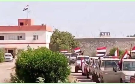 قيادة محور أبين العملياتي ترفع العلم الوطني تنفيذًا لتوجيهات القائد الأعلى للقوات المسلحة