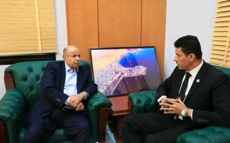 المحافظ الخنبشي يطلع على نشاطات منظمة رحمة حول العالم في حضرموت