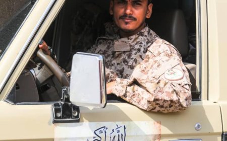 النقيب/ علي سالم الحسني.. حضور أمني فاعل وانضباط يُحتذى به في كريتر