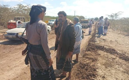 "مدير أمن لودر يشرف على ترتيب وضبط الشارع العام في لودر لتسهيل عمل سفلتة الشارع من قبل مؤسسة الناصر