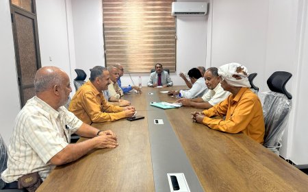 بتوجيه الوزير السقطري.. الوكيل الغتناني يجتمع بمدراء قطاع الخدمات الزراعية ومكتب زراعة عدن ويتفقد مركز مكافحة الجراد الصحراوي