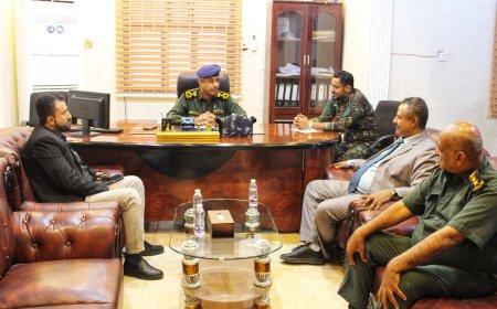 مدير عام الأمن و الشرطة بساحل حضرموت العميد عبد العزيز الجابري يلتقي رئيس النيابة الجزائية المتخصصة بحضرموت للتحقق من شائعات السجون السرية