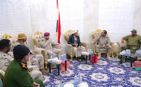 المحافظ بن الوزير يستقبل وفداً عسكرياً سعودياً في مدينة عتق