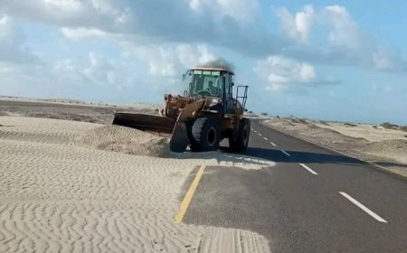 إزالة الرمال من طريق العلم – دوفس في أبين لتعزيز السلامة واستمرارية الحركة