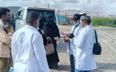 مديري "الترصد الوبائي" و"الاستجابة السريعة" بصحة حضرموت يتفقدان الوضع الصحي لحالات الاشتباه بالحصبة ببروم ميفع