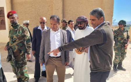 الوكيل العامري يتفقد الاضرار بأحد المنازل المنهارة في مدينة شبام التاريخية ويوجه باتخاذ الإجراءات المناسبة