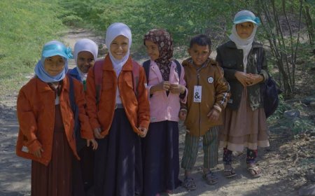 تعز .الخلية الإنسانية توزع ملابس شتوية في موزع .