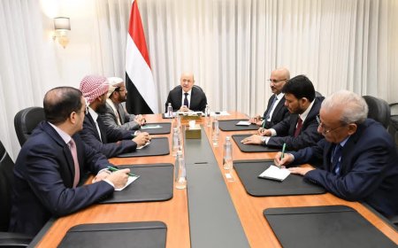 مجلس القيادة الرئاسي يقر عدداً من الإجراءات لإدارة أولويات المرحلة وتطبيع الأوضاع في المحافظات المحررة