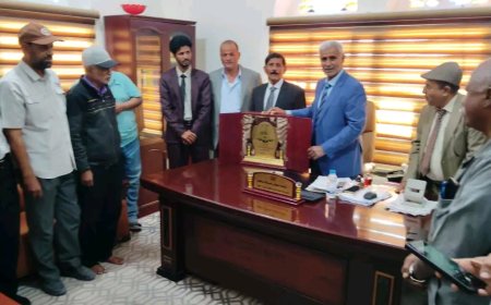 مدير عام جمرك ميناء شحن البري يكرم مدير عام مديرية شحن بالدرع الذهبي