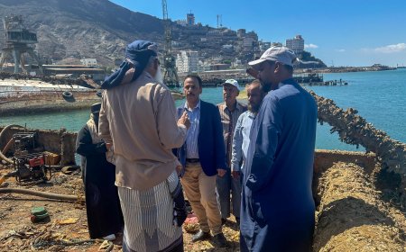 الوكيل غازي لحمر يتفقد أعمال إنتشال السفن الغارقة في حوض ميناء الاصطياد السمكي بعدن تمهيدًا لإعادة تأهيله