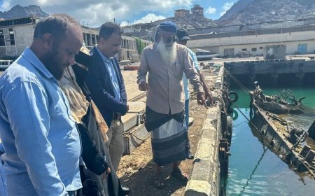 الوكيل غازي لحمر يتفقد أعمال إنتشال السفن الغارقة في حوض ميناء الاصطياد السمكي بعدن تمهيدًا لاعادة تأهيله