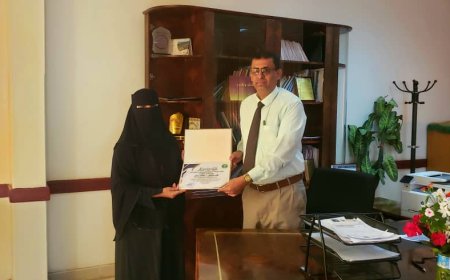 مؤسسة دمج الاجتماعي لذوي الاعاقة تمنح مدير عام مكتب الصحة بلحج درع الوفاء والعرفان