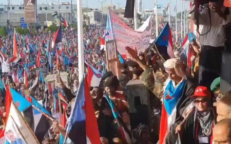 طوفان بشري بساحة العروض في العاصمة عدن: يؤكد تأييده للإعلان الدستوري ويطالب بالإفراج عن وفد المجلس الانتقالي المحتجز في الرياض 