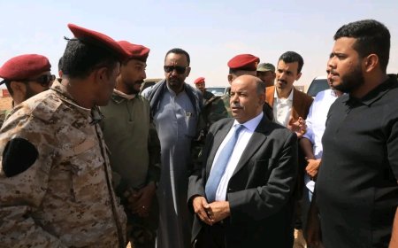 عضو مجلس القيادة الرئاسي محافظ حضرموت يتفقد المواقع العسكرية المتضررة من الأحداث الماضية بمطار الريان