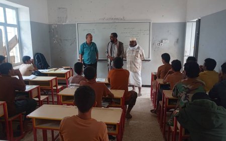 رئيس قسم التوجيه بمكتب تربية مودية يزور ثانوية القوز ويشيد بمستوى الانضباط