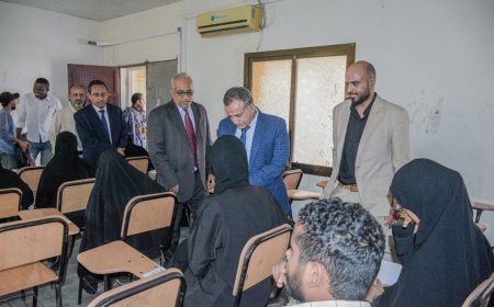 رئيس جامعة عدن يتفقد سير امتحانات الفصل الدراسي الأول بكلية الحاسوب وتكنولوجيا المعلومات