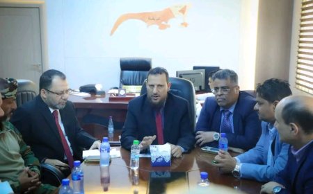 محافظ عدن يؤكد أهمية العمل كمنظومة متكاملة وضرورة التركيز على المشاريع الخدمية