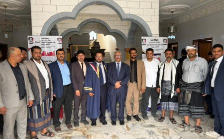 لحظة تاريخية في جامعة عدن.. مناقشة رسائل ماجستير لأب وابنه معًا