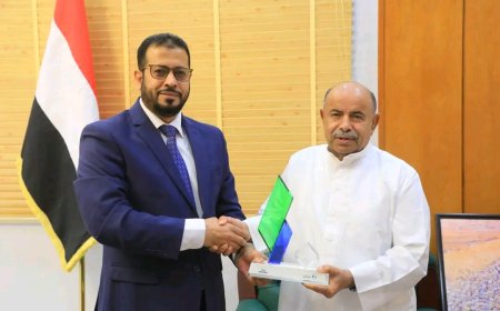 عضو مجلس القيادة محافظ حضرموت يبحث تدخلات مؤسسة صلة للتنمية ويتسلم درعا تقديريا