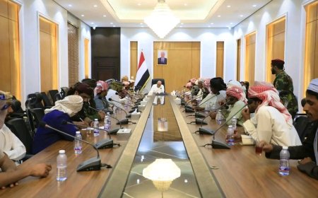 عضو مجلس القيادة الرئاسي محافظ حضرموت يناقش مع مشايخ قبائل المناهيل أوضاع المديريات الصحراوية