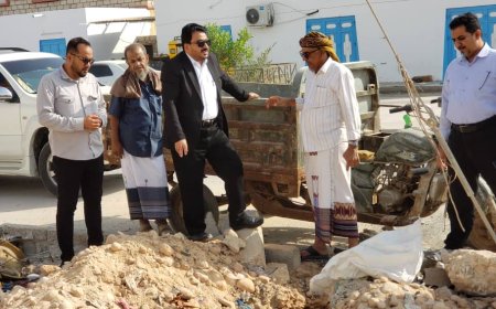 العساني يتفقد عدداً من المواقع ومحطات الاتصالات بمدينة الشحر