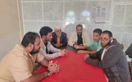 مدير عام مديرية قعطبة بكر الشاعري يلتقي جمعية التكافل الإنساني لبحث زيادة المساعدات الغذائية