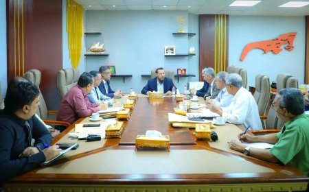 محافظ عدن يناقش تطوير أداء صندوق النظافة ويؤكد أولوية تحسين خدمات الكهرباء